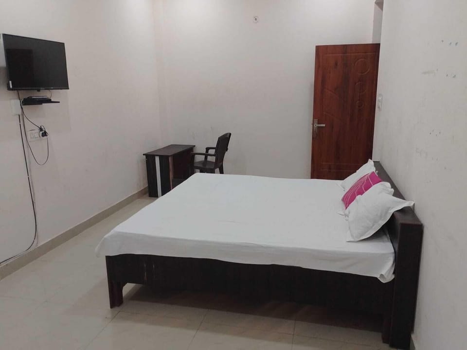 Double Room | Rollaway beds, free WiFi, bed sheets
