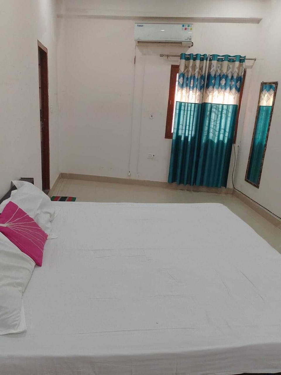 Deluxe Room | Rollaway beds, free WiFi, bed sheets