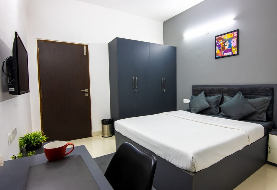Studio, City View | In-room safe, desk, laptop workspace, blackout drapes