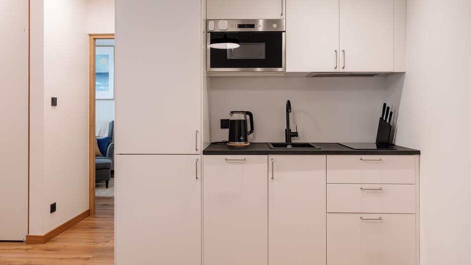 Apartment (1 A) | Private kitchen | Fridge, stovetop, electric kettle, cookware/dishes/utensils