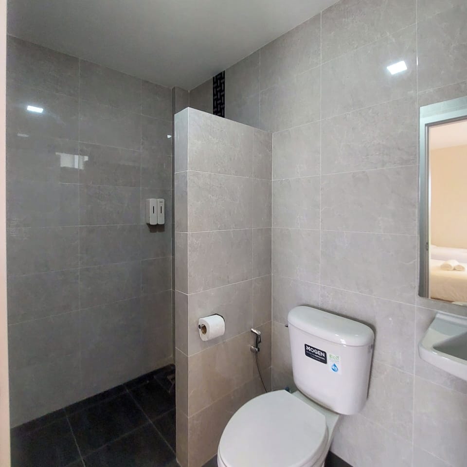 Twin Room | Bathroom | Shower, towels, soap, shampoo
