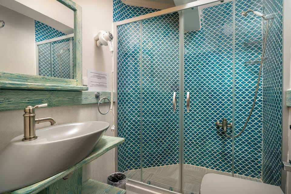 Classic Double Room, Balcony, Sea View | Bathroom | Shower, free toiletries, hair dryer, slippers