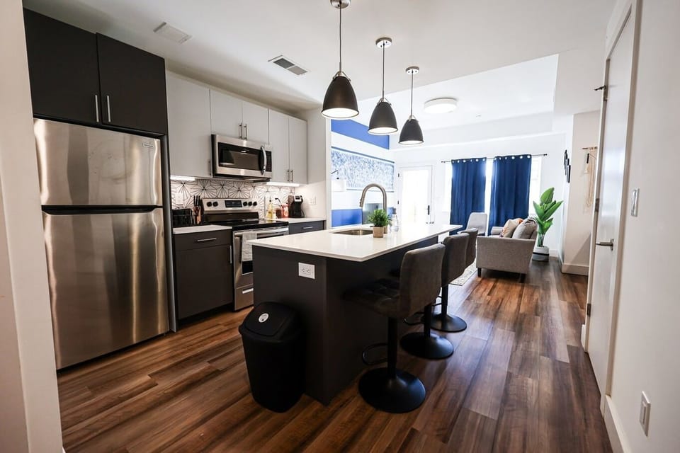 Indulge in comfort at our fully equipped apartment. Stylish finishes, stainless steel appliances, and abundant natural light create a welcoming ambiance. Ideal for guests seeking convenience and sophistication. #StylishKitchen #OpenConceptDesign