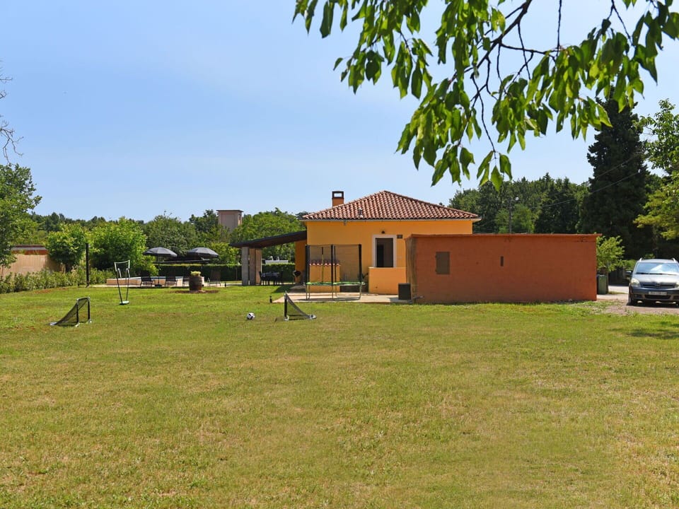 Tree, Grass, Plain, Land Lot, Rural Area, Lawn, Shade, Cottage, Estate, Meadow