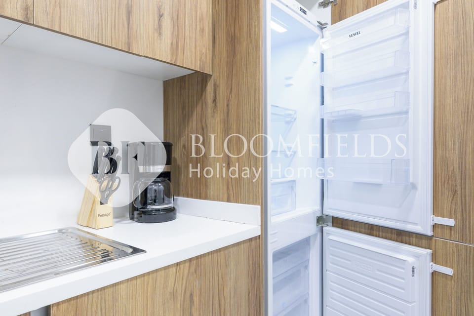 Deluxe Studio, Balcony, City View | Private kitchen | Electric kettle