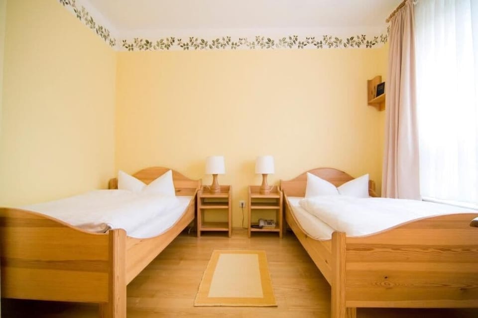 Twin Room, Garden View | Desk, laptop workspace, blackout drapes, free WiFi