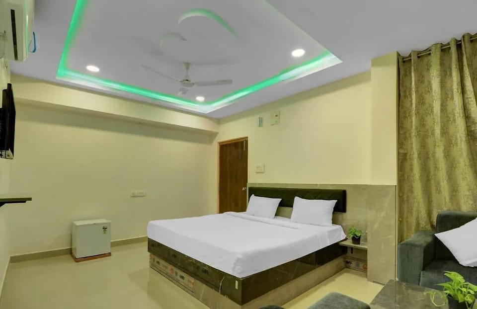 Deluxe Double Room, City View | Desk, laptop workspace, blackout drapes, soundproofing