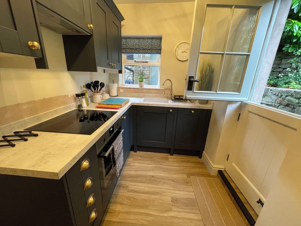 Cottage | Private kitchen | Fridge, microwave, dishwasher, cookware/dishes/utensils