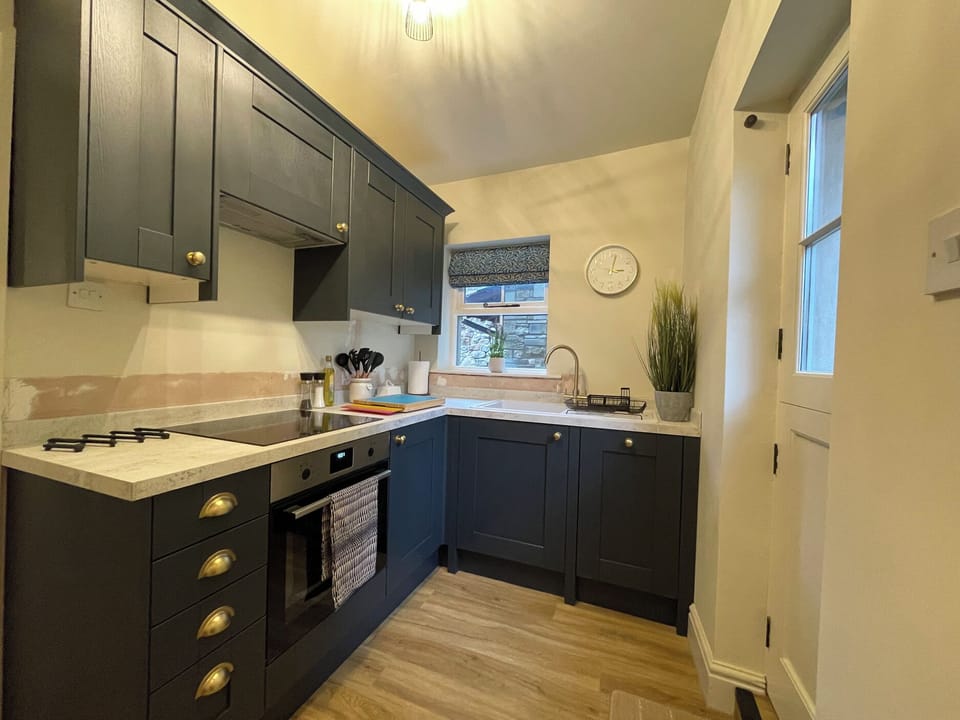 Cottage | Private kitchen | Fridge, microwave, dishwasher, cookware/dishes/utensils