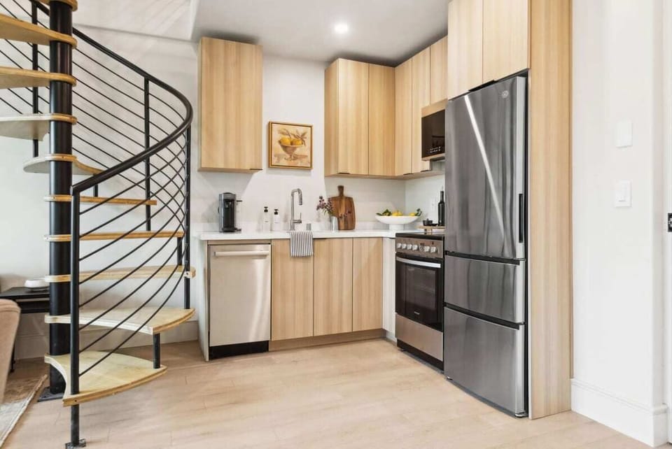 Full kitchen: Nespresso, fridge, stove/oven, plates and utensils,dishwasher