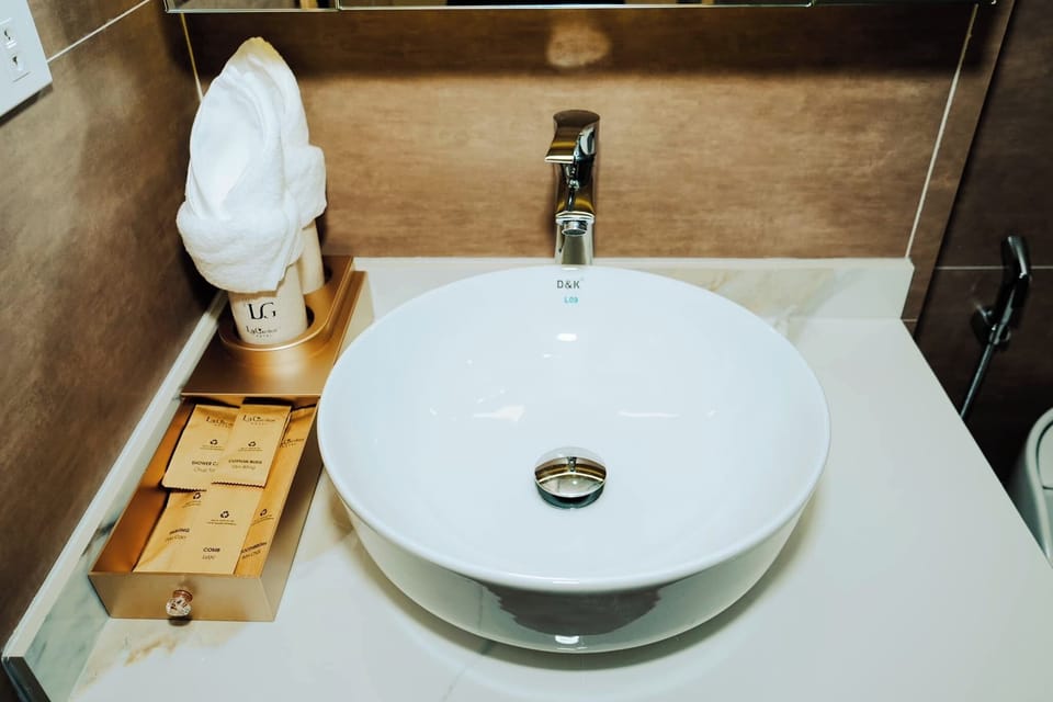 Family Room | Bathroom | Shower, hair dryer, towels, soap