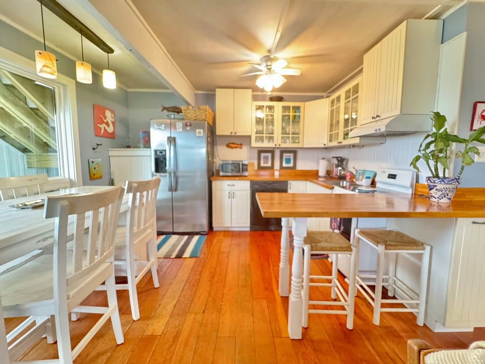 Eat-In Kitchen