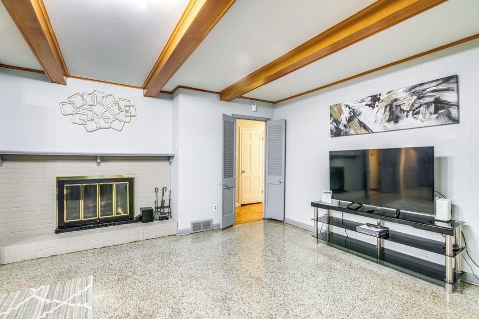Walk to Graceland: Spacious Memphis Home! Cottage in Memphis