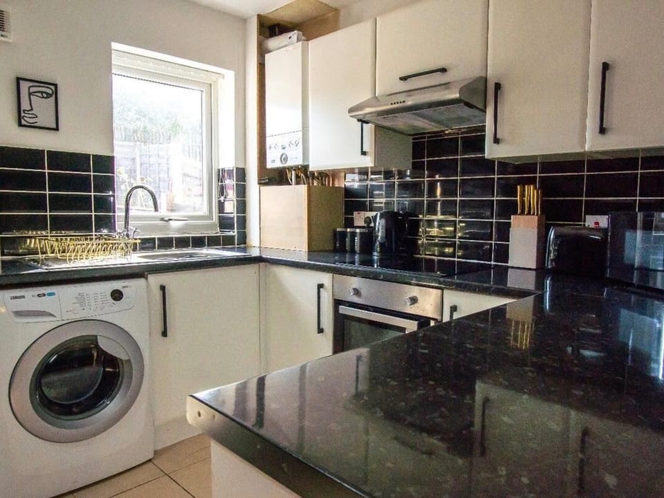 House | Private kitchen | Fridge, microwave, oven, stovetop