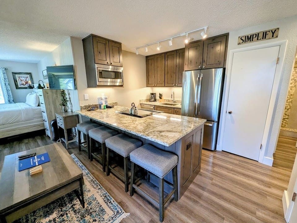 Kitchen with breakfast bar