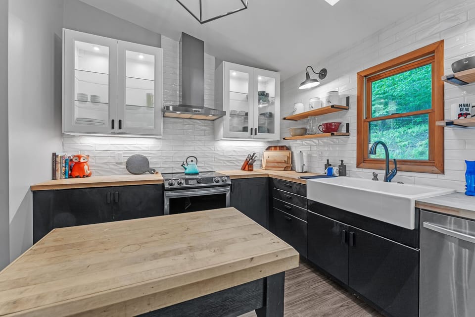 House, 3 Bedrooms | Private kitchen | Coffee/tea maker, fridge, oven, electric kettle