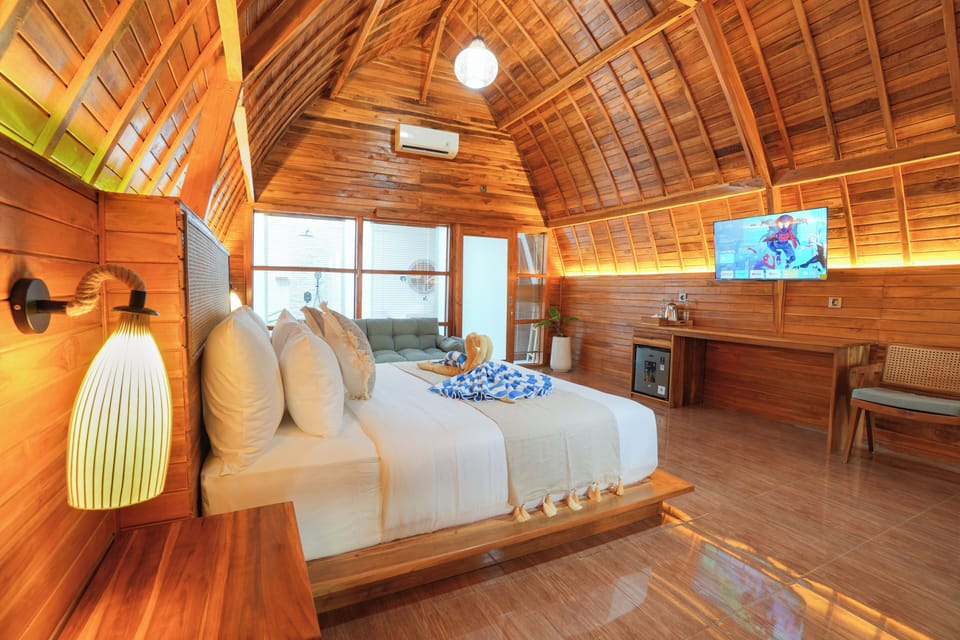 Luxury Room, Ocean View | Desk, laptop workspace, free WiFi, bed sheets