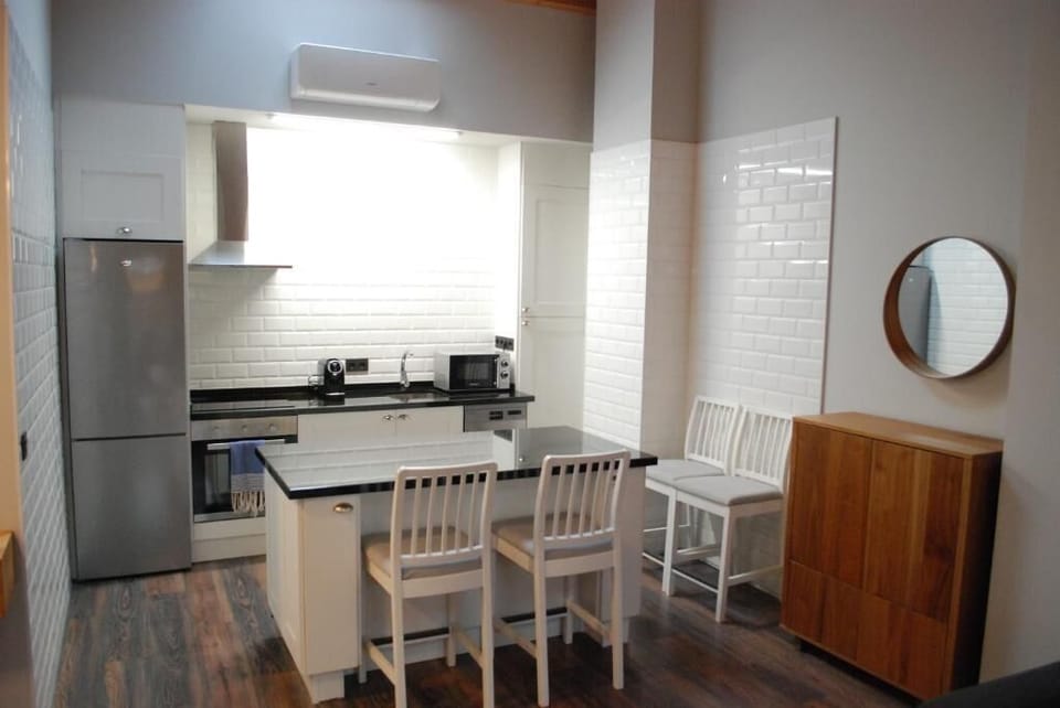 Apartment, City View | Private kitchen | Fridge, microwave, oven, stovetop