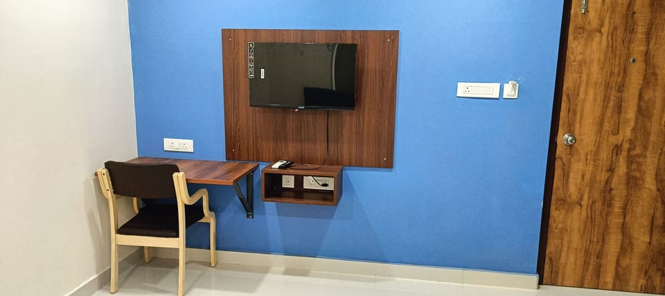 Deluxe Double or Twin Room, City View | Desk, soundproofing, iron/ironing board, free WiFi