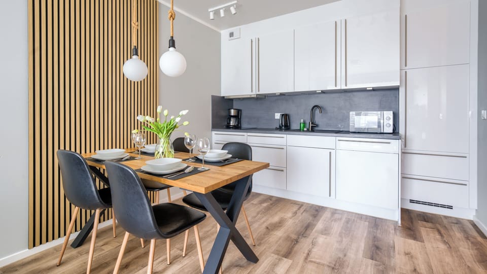 Apartment (95) | Private kitchen | Fridge, stovetop, electric kettle, cookware/dishes/utensils