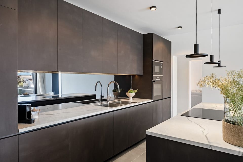 Fully equipped kitchen with a sizable island 