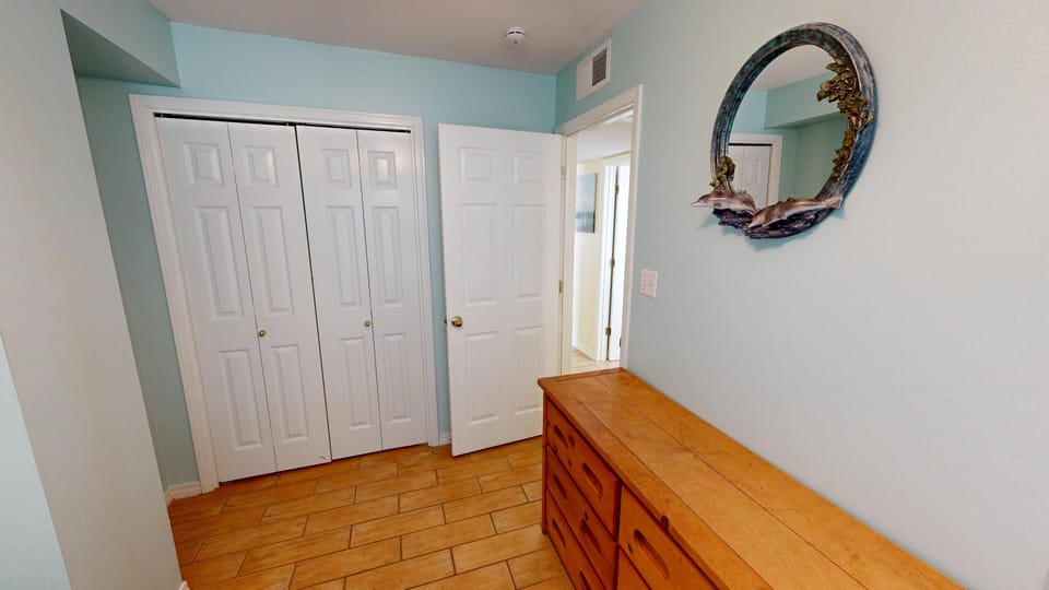 Guest Bedroom (1st Floor)