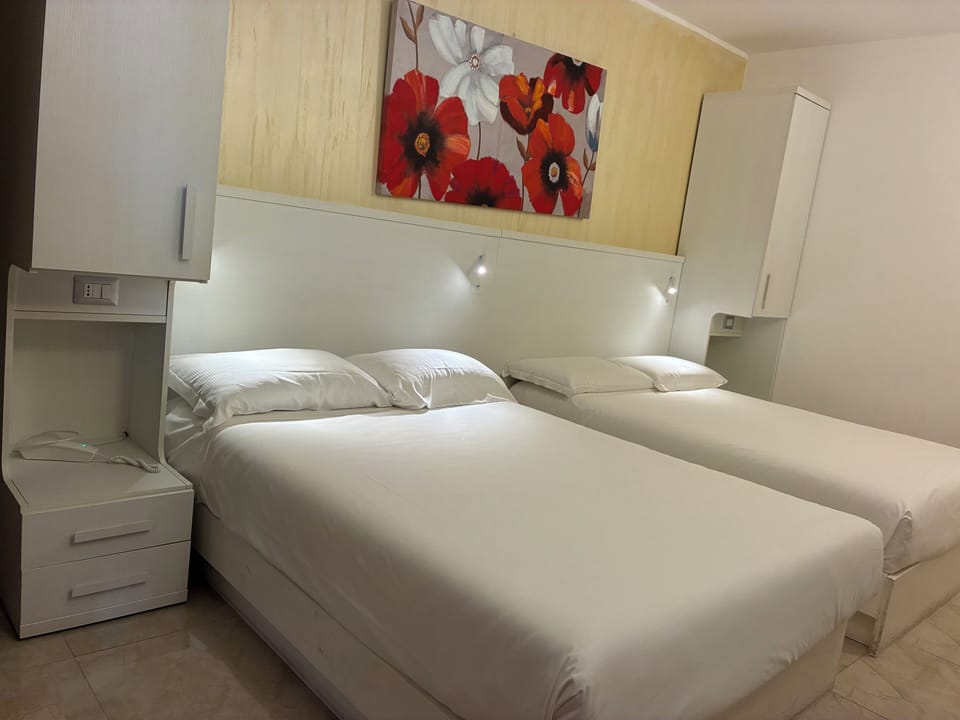 Deluxe Quadruple Room | Desk, soundproofing, free WiFi