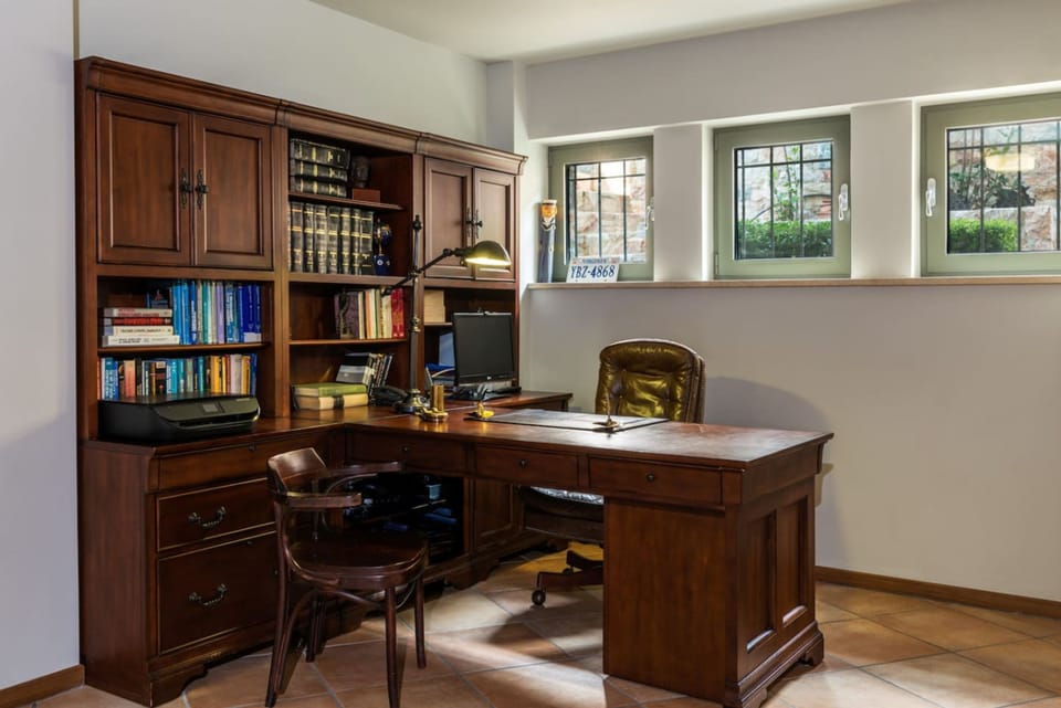 House | 5 bedrooms, desk