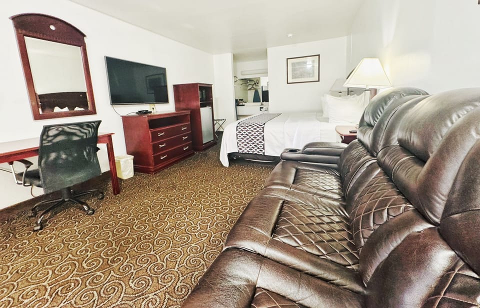 Single Room, Smoking | Iron/ironing board, WiFi (free), bed sheets