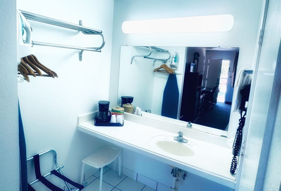 Combined shower/tub, towels