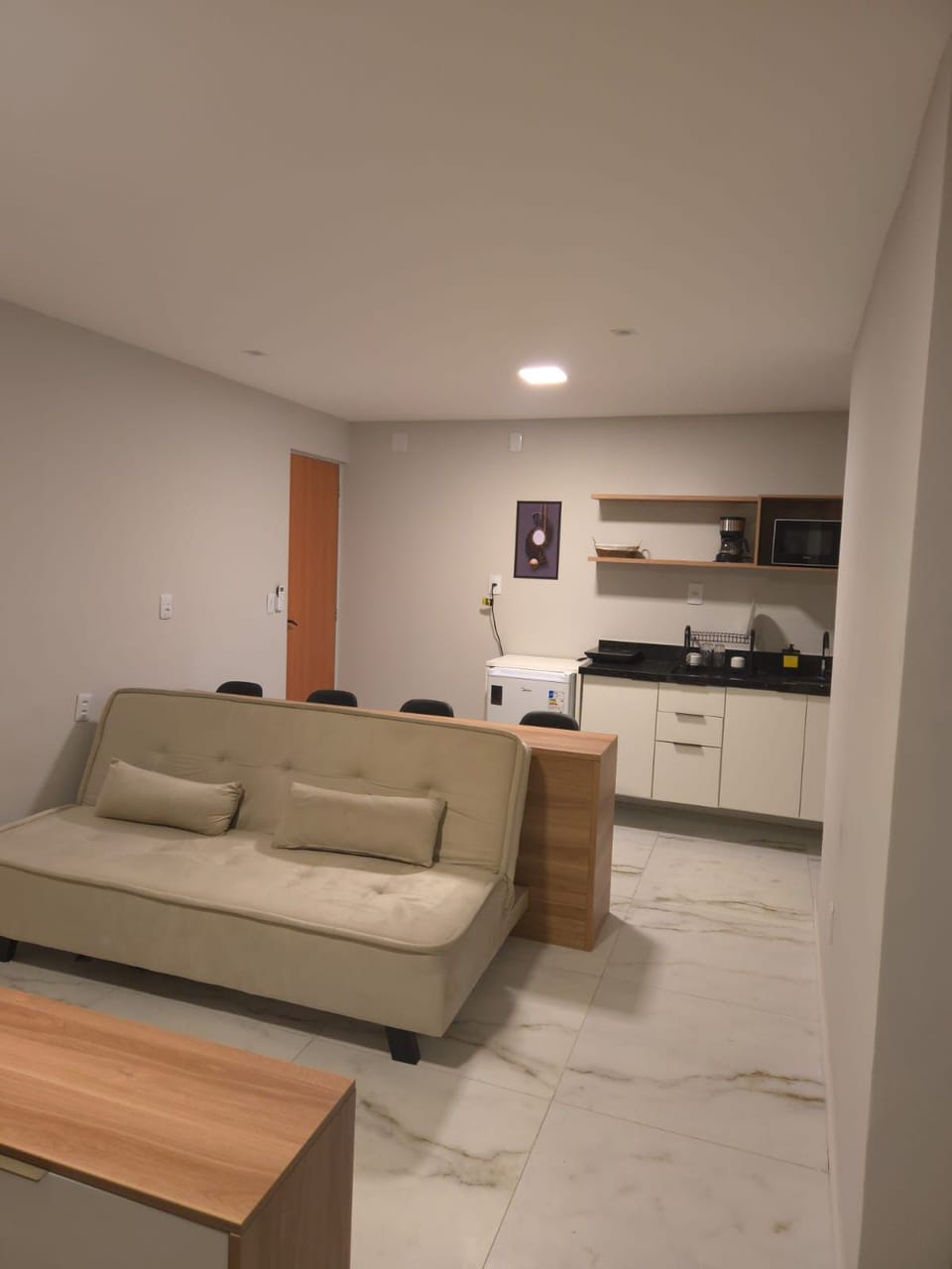 Studio | Desk, laptop workspace, free WiFi