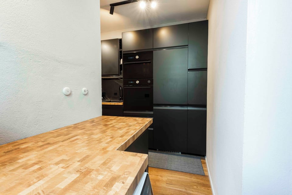 Superior Apartment | Private kitchen | Fridge, stovetop, cookware/dishes/utensils