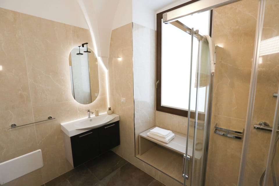 Deluxe Double Room | Bathroom | Shower, free toiletries, towels