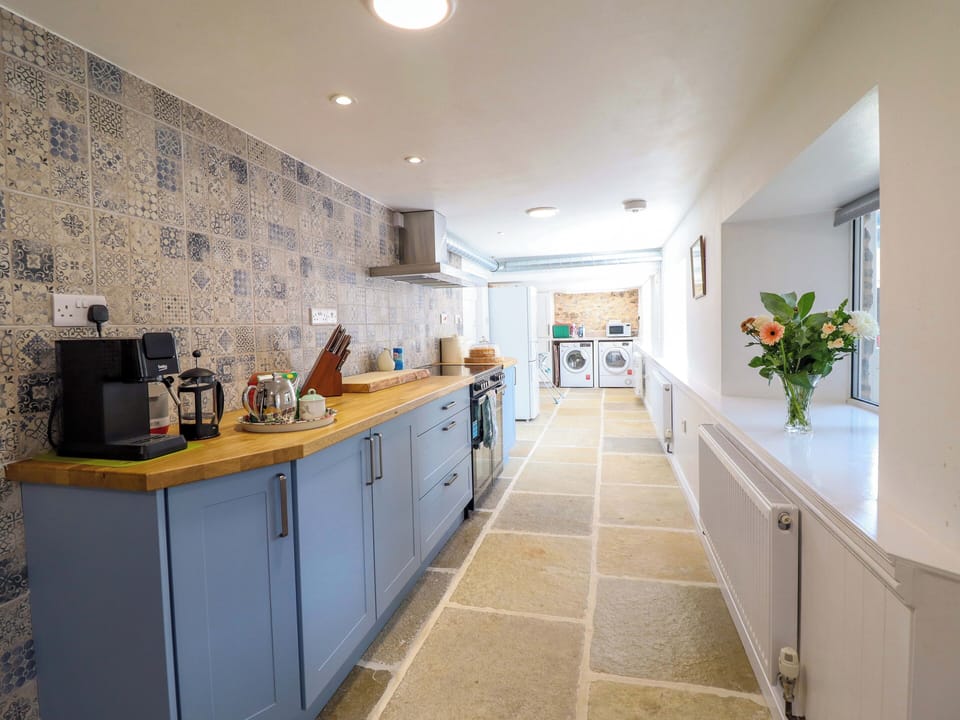 Cottage | Private kitchen | Dishwasher, cookware/dishes/utensils