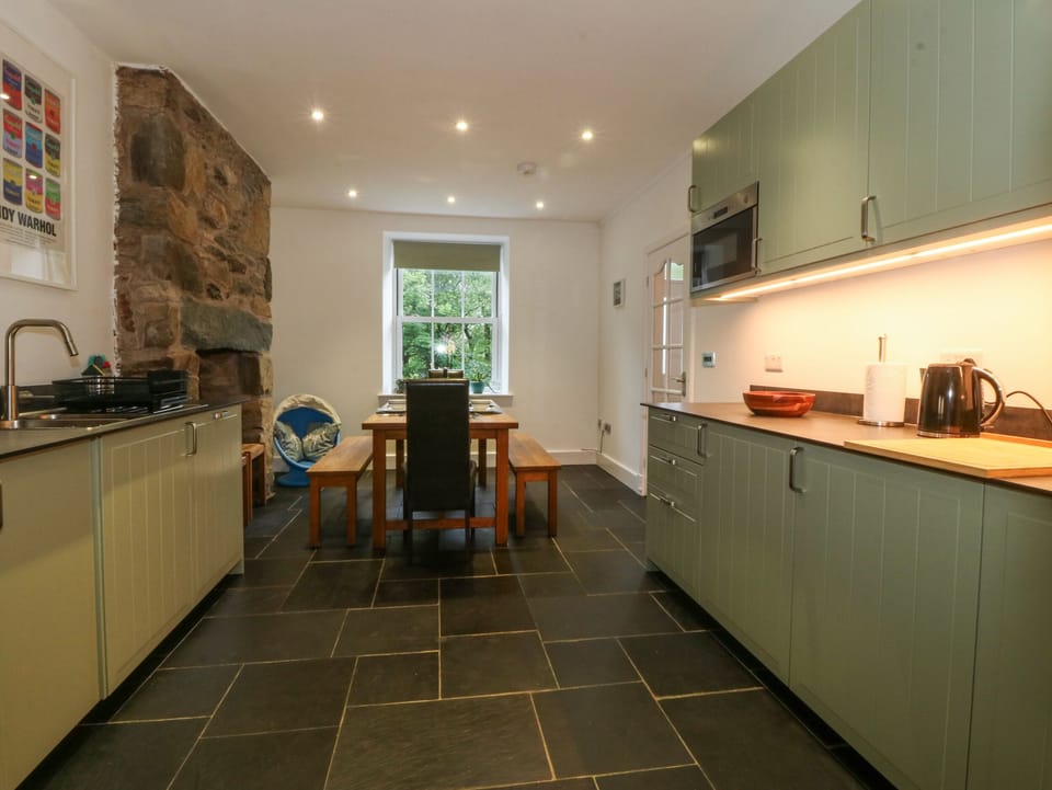 Fridge, microwave, dishwasher, cookware/dishes/utensils