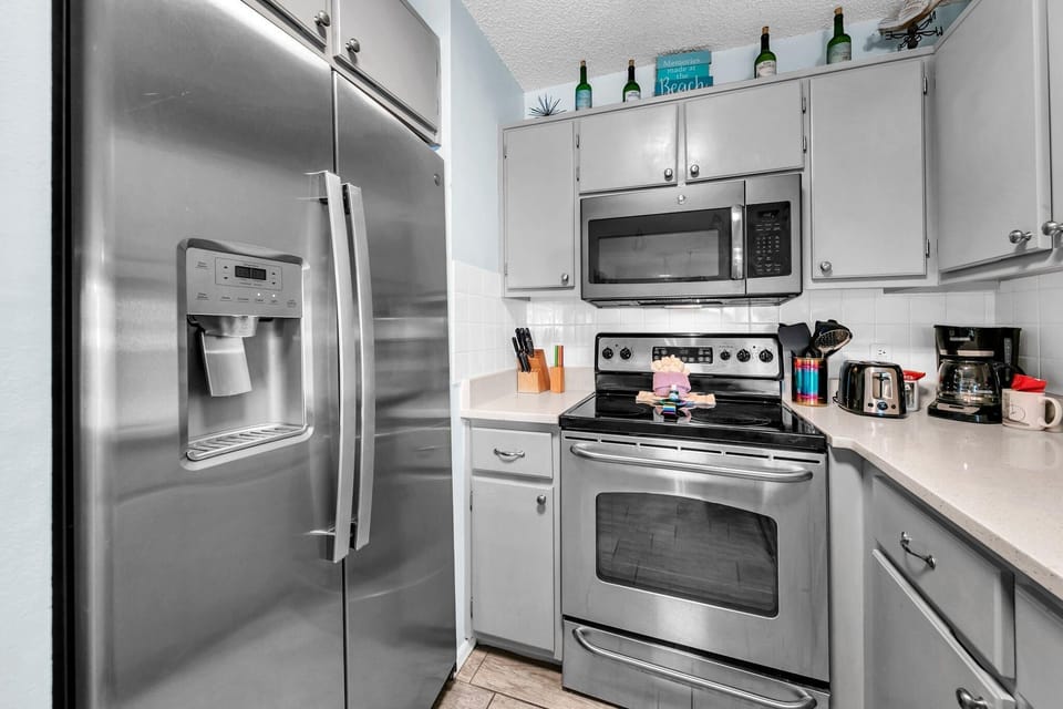 Condo, Multiple Beds (Beachside Villas 1022) | Private kitchen | Oven, toaster