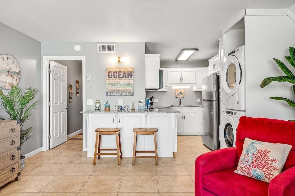 Eat-in island, perfect for casual dining or gathering with loved ones.