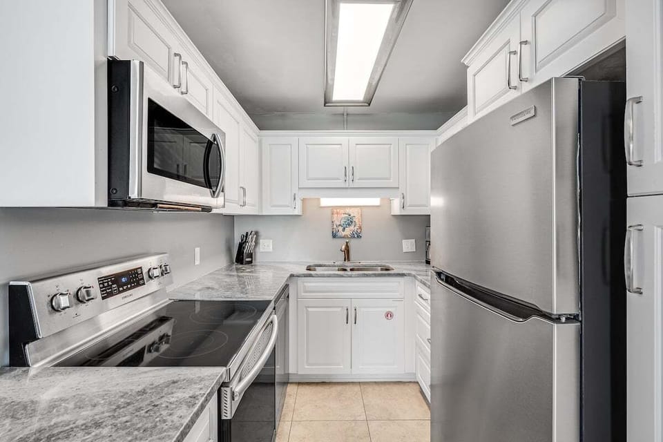 This fully equipped kitchen is designed for both convenience and style, offering everything you need to prepare meals with ease.