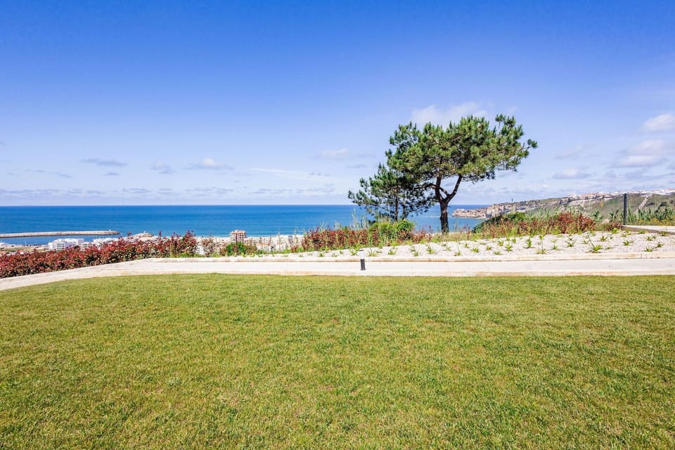 2-bedroom apartment with pool and sea view in Nazaré. Located in Pederneira, perfect for holidays with unforgettable sunsets.