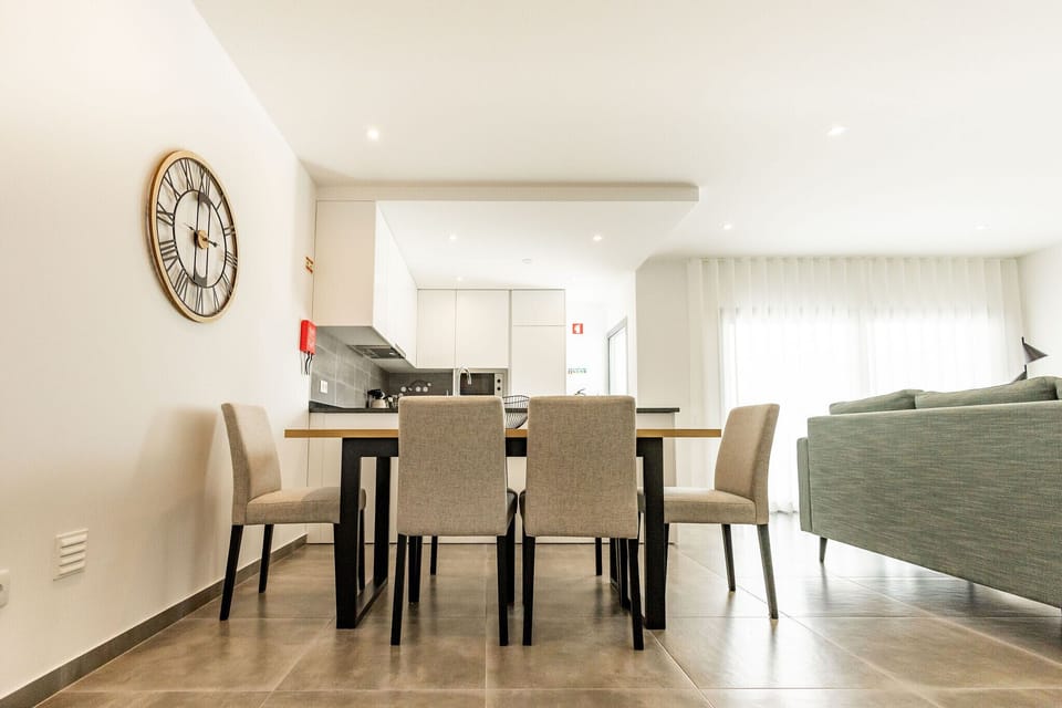2-bedroom apartment with pool and sea view in Nazaré. Located in Pederneira, perfect for holidays with unforgettable sunsets.