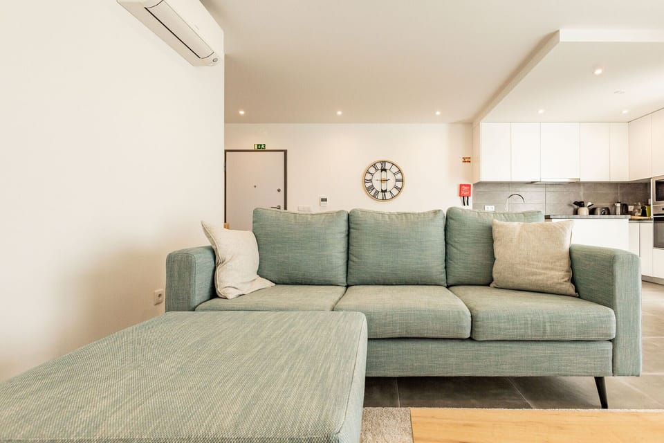 2-bedroom apartment with pool and sea view in Nazaré. Located in Pederneira, perfect for holidays with unforgettable sunsets.