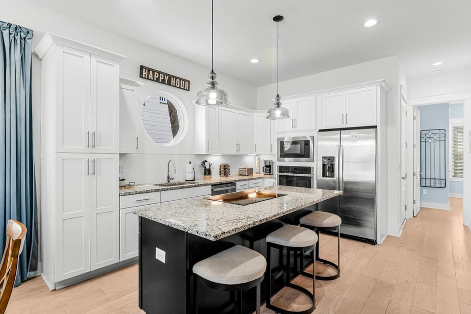 House, 4 Bedrooms, Pets Allowed, Resort View | Private kitchen | Full-size fridge, microwave, oven, stovetop