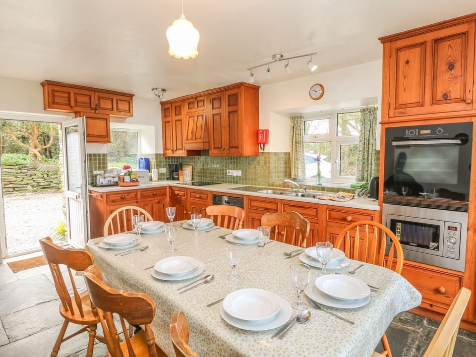 Fridge, microwave, dishwasher, cookware/dishes/utensils