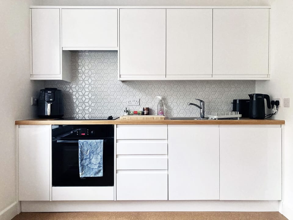 Cottage | Private kitchen | Fridge, microwave, toaster, cookware/dishes/utensils