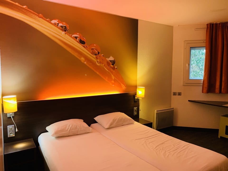Basic Twin Room | Desk, free cribs/infant beds, free WiFi, bed sheets