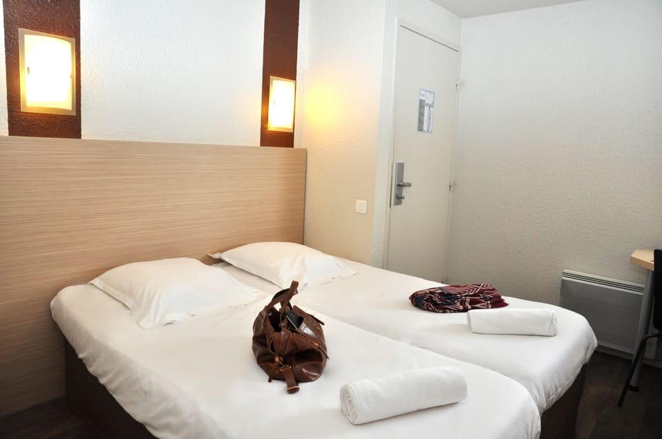 Triple Room | Desk, soundproofing, free cribs/infant beds, free WiFi