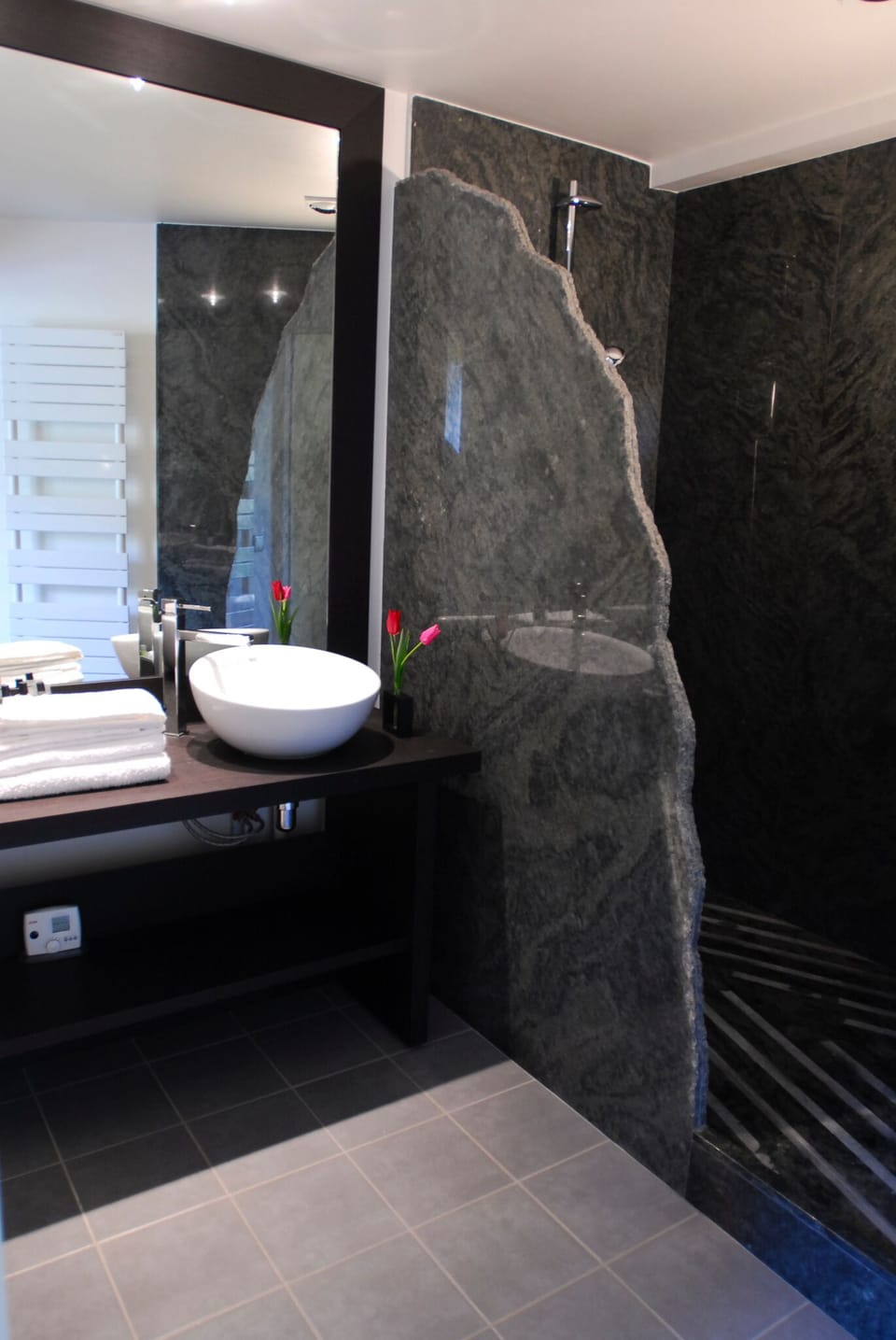 Comfort Room | Bathroom | Shower, hydromassage showerhead, hair dryer, towels