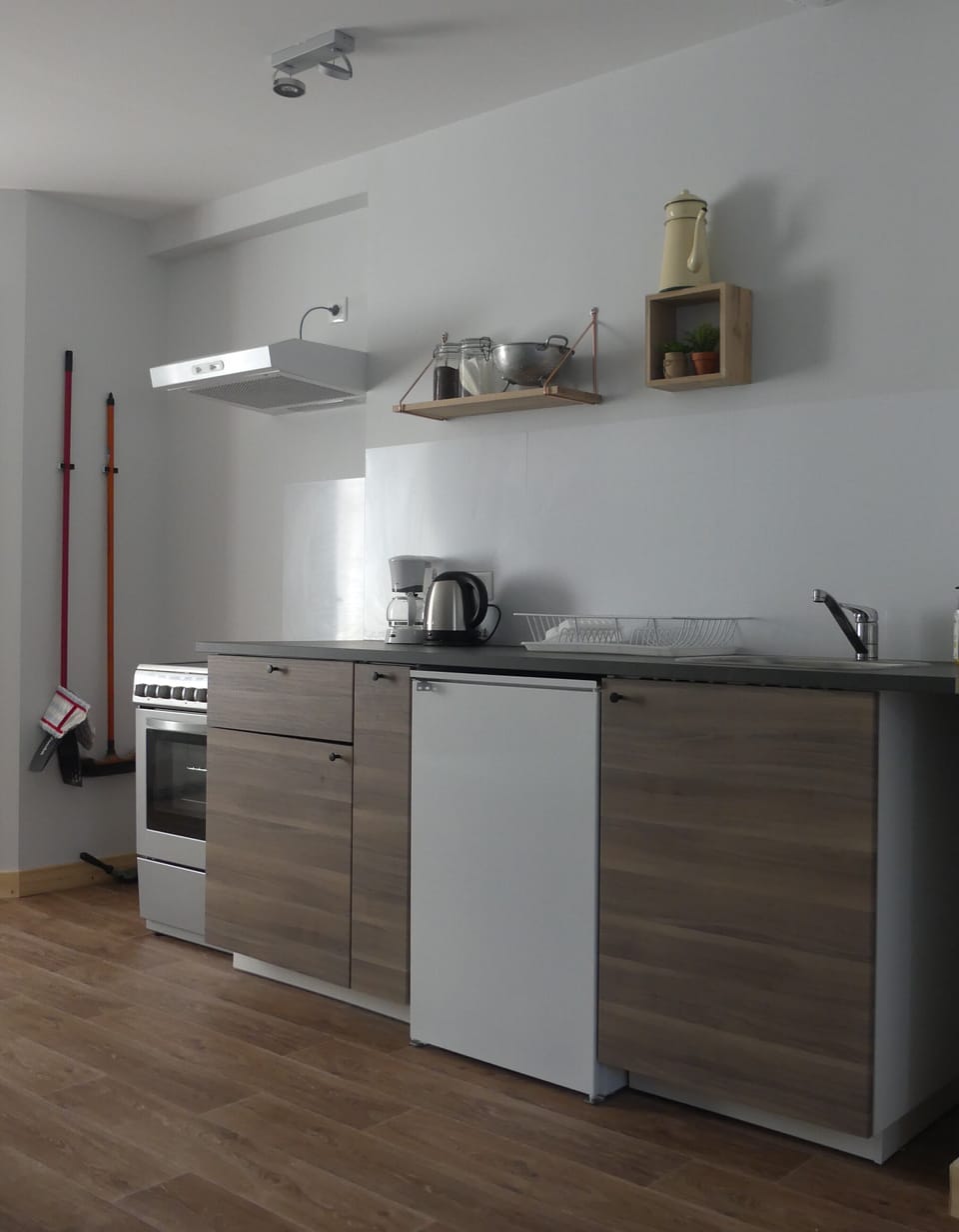 Comfort Studio | Private kitchenette | Electric kettle, highchair