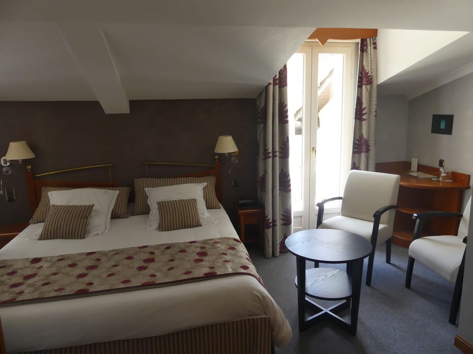 Junior Room | Minibar, in-room safe, individually decorated, individually furnished
