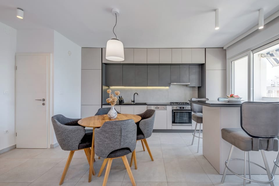 Kitchen & dining area